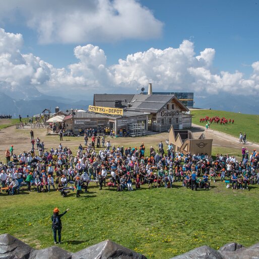 Viele Teilnehmer eines Chors vor der Corones Hütte am Kronplatz-Gipfel im Sommer. | © Skirama Kronplatz