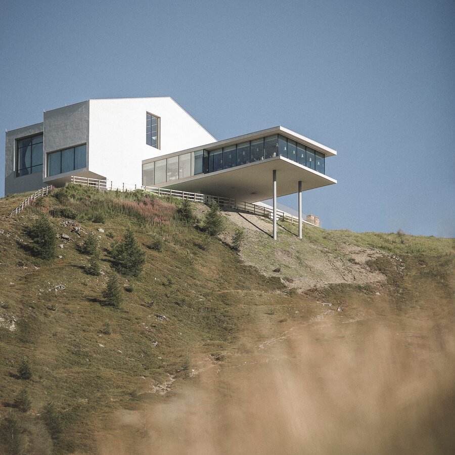 Das LUMEN Museum im Sommer bei Sonnenuntergang. | © Skirama Kronplatz
