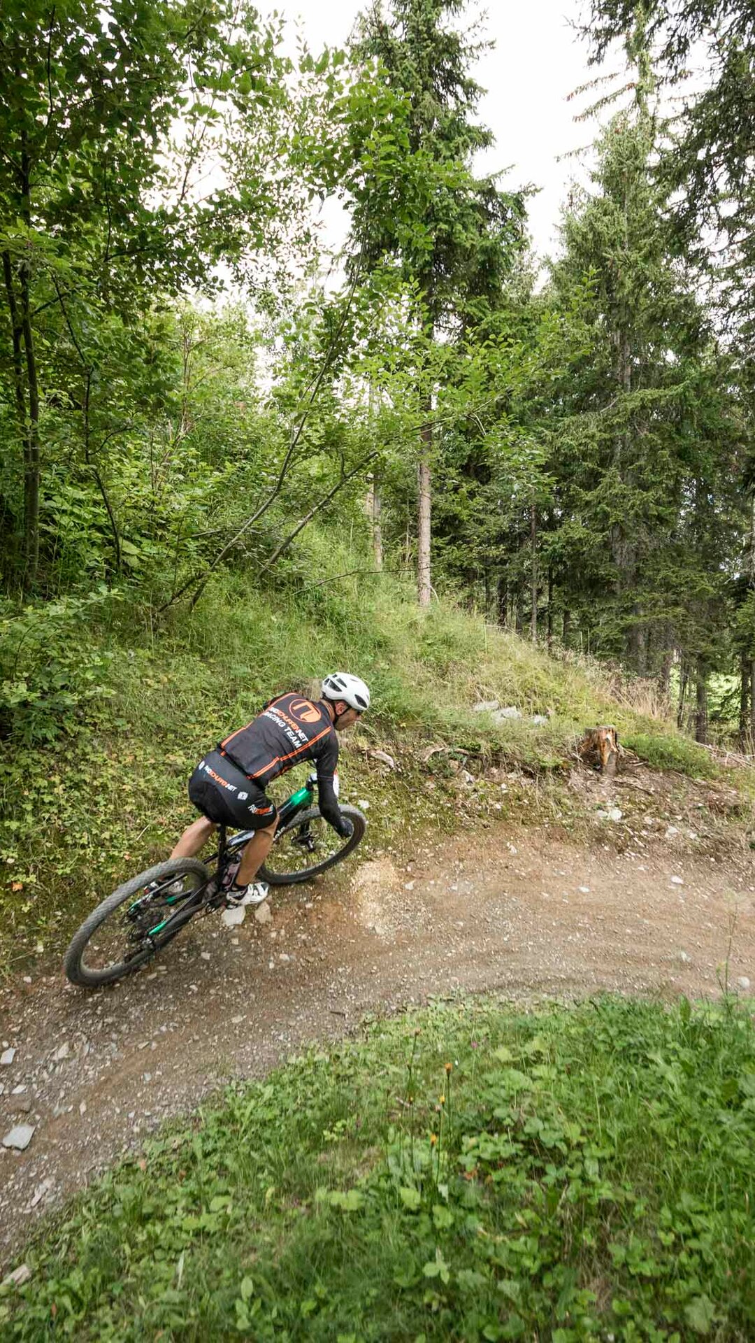 Einige Teilnehmer des Kronplatz King Marathons fahren auf dem Trail durch den Wald. | © Armin Huber