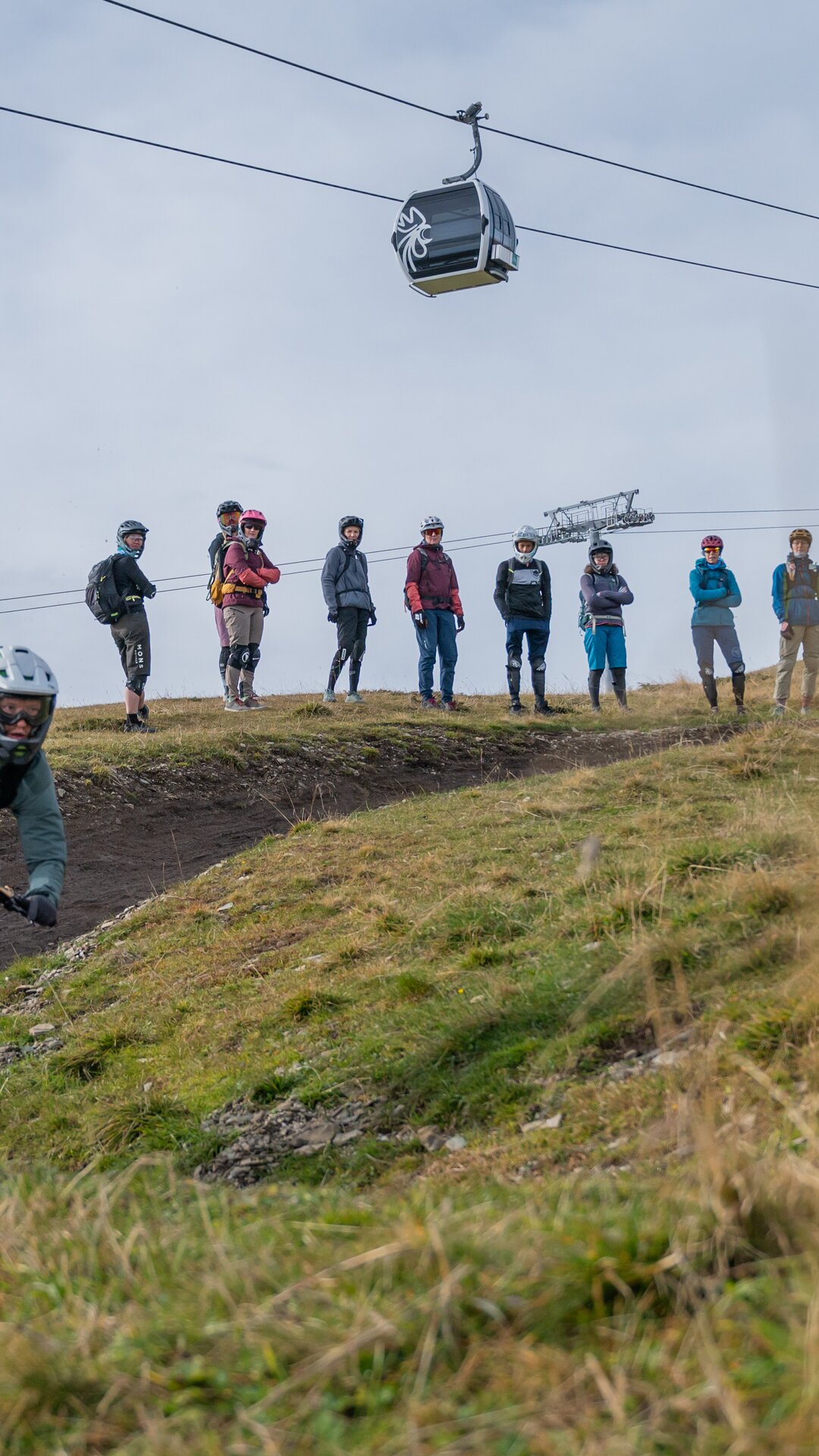 Eine Gruppe Zuschauer schaut den Bikern auf den Trails zu. | © Gianvito Coco