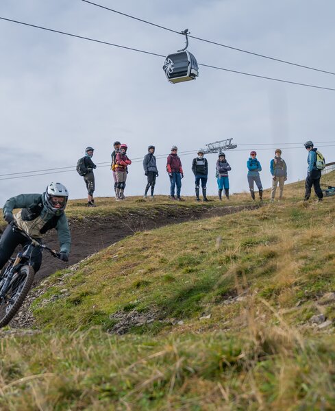 Eine Gruppe Zuschauer schaut den Bikern auf den Trails zu. | © Gianvito Coco