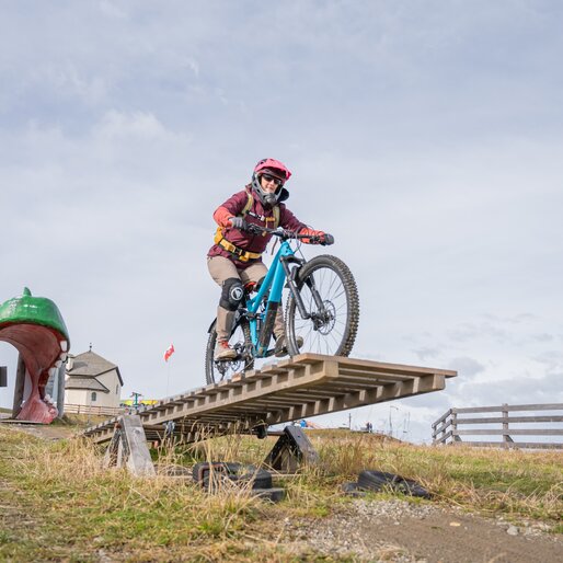 Eine Bikefahrerin testet ihre Skills. | © Gianvito Coco