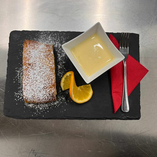 Leckerer Apfelstrudel mit Vanillesauce und einer Orangenscheibe als Garnitur. | © Skilift Pichl Gsies