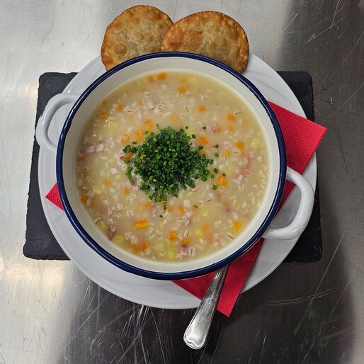 Ein Teller Gerstesuppe mit zwei Tirtlan. | © Skilift Pichl Gsies