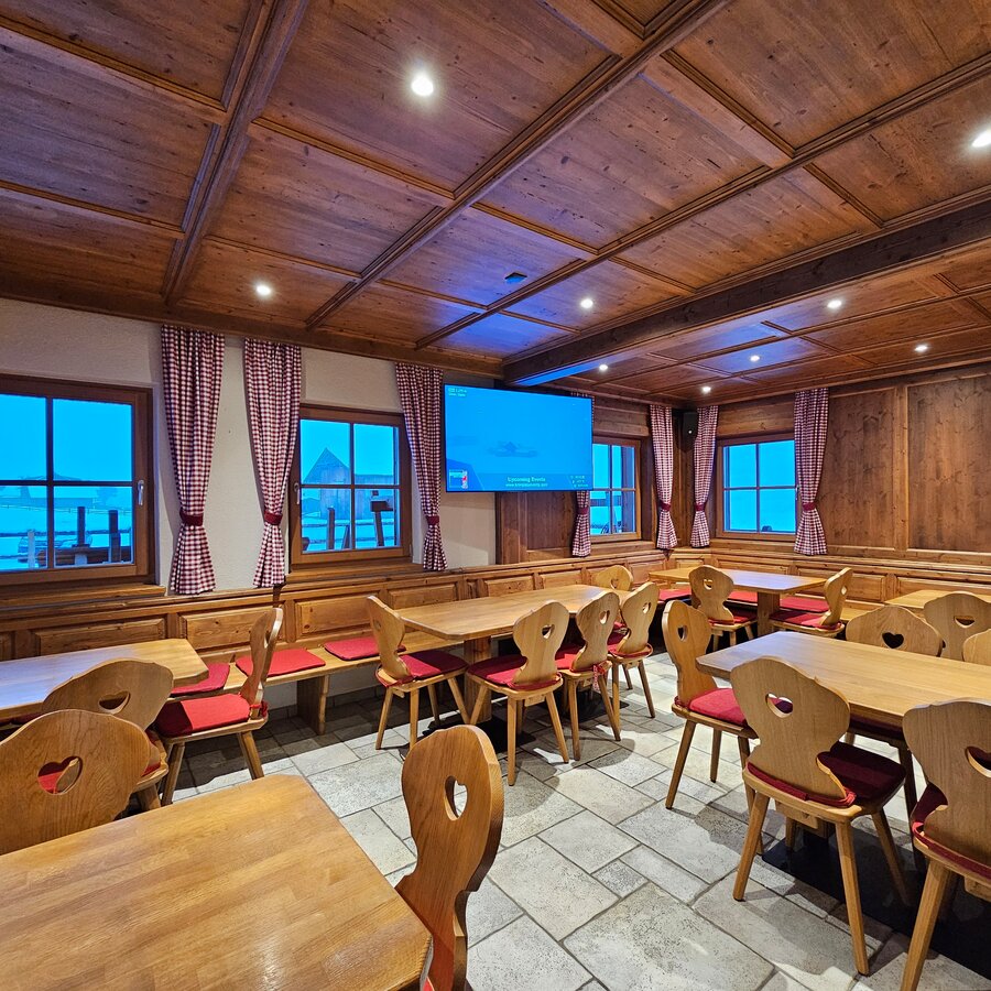 Innenbreich eines Restaurants mit vielen Sitzmöglichkeiten. | © Skilift Pichl Gsies