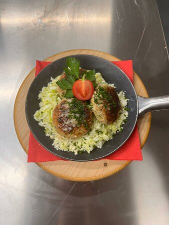 Pressknödel auf Krautsalat serviert in einer Pfanne. | © Skilift Pichl Gsies