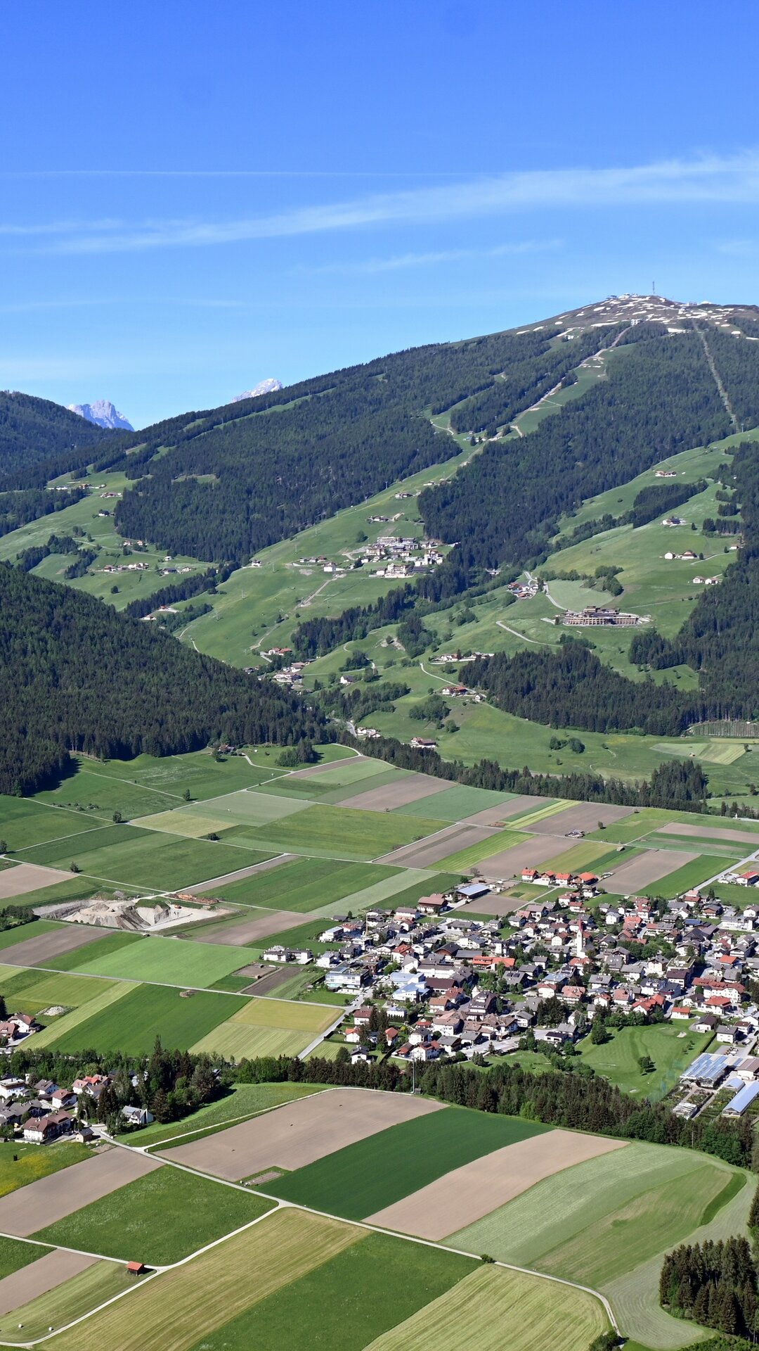 Der Talkessel von Olang mit Blick auf den Kronplatz im Sommer bei blauem Himmel. | © Skirama Kronplatz