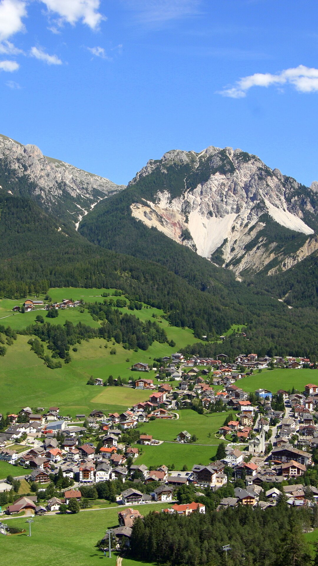 Das Dorf von St. Vigil im Sommer mit den Dolomiten im Hintergrund. | © TV St. Vigil