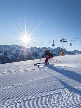 Zwei Skifahrer auf den Pisten vom Kronplatz bei blauem Himmel. | © Skirama Kronplatz