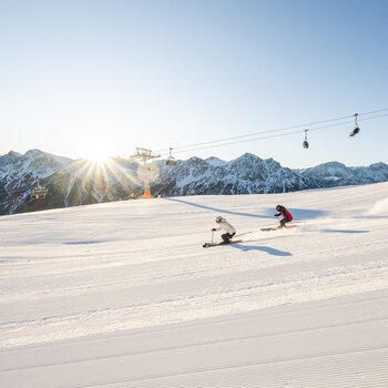 Zwei Skifahrer genießen die herrliche Winterlandschaft und perfekte Konditionen. | © Harald Wisthaler