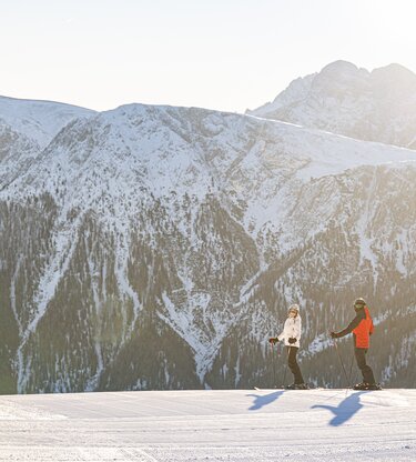 Zwei Skifahrer genießen den Ausblick auf leere Pisten und ideale Konditionen. | © Harald Wisthaler