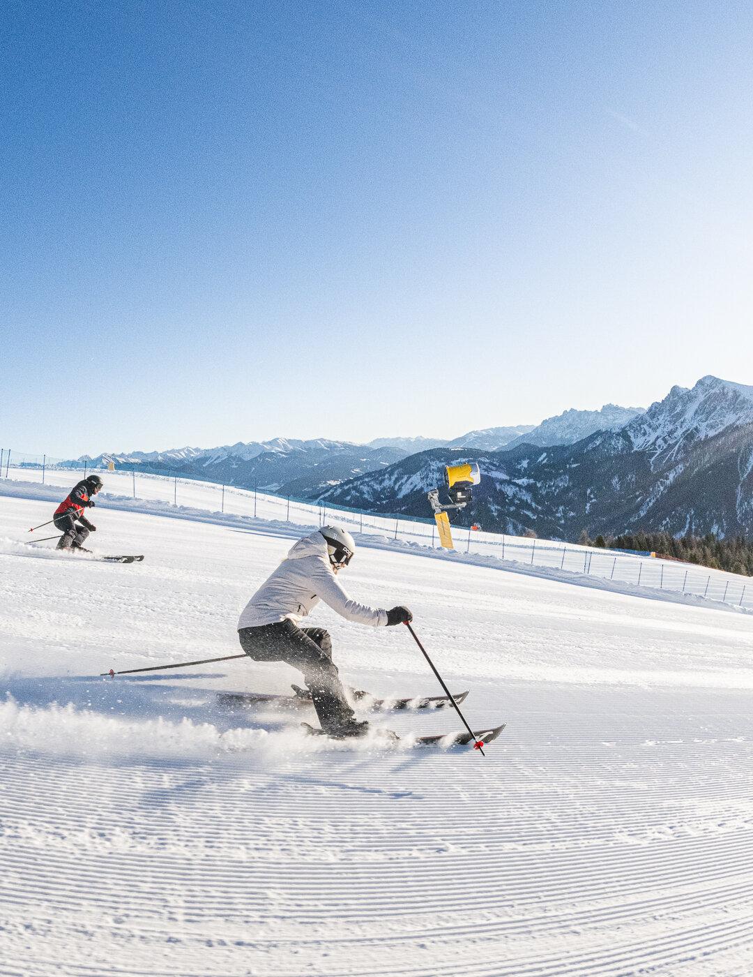 Carving frühmorgens; die Pisten sind perfekt für die erste Abfahrt. | © Harald Wisthaler