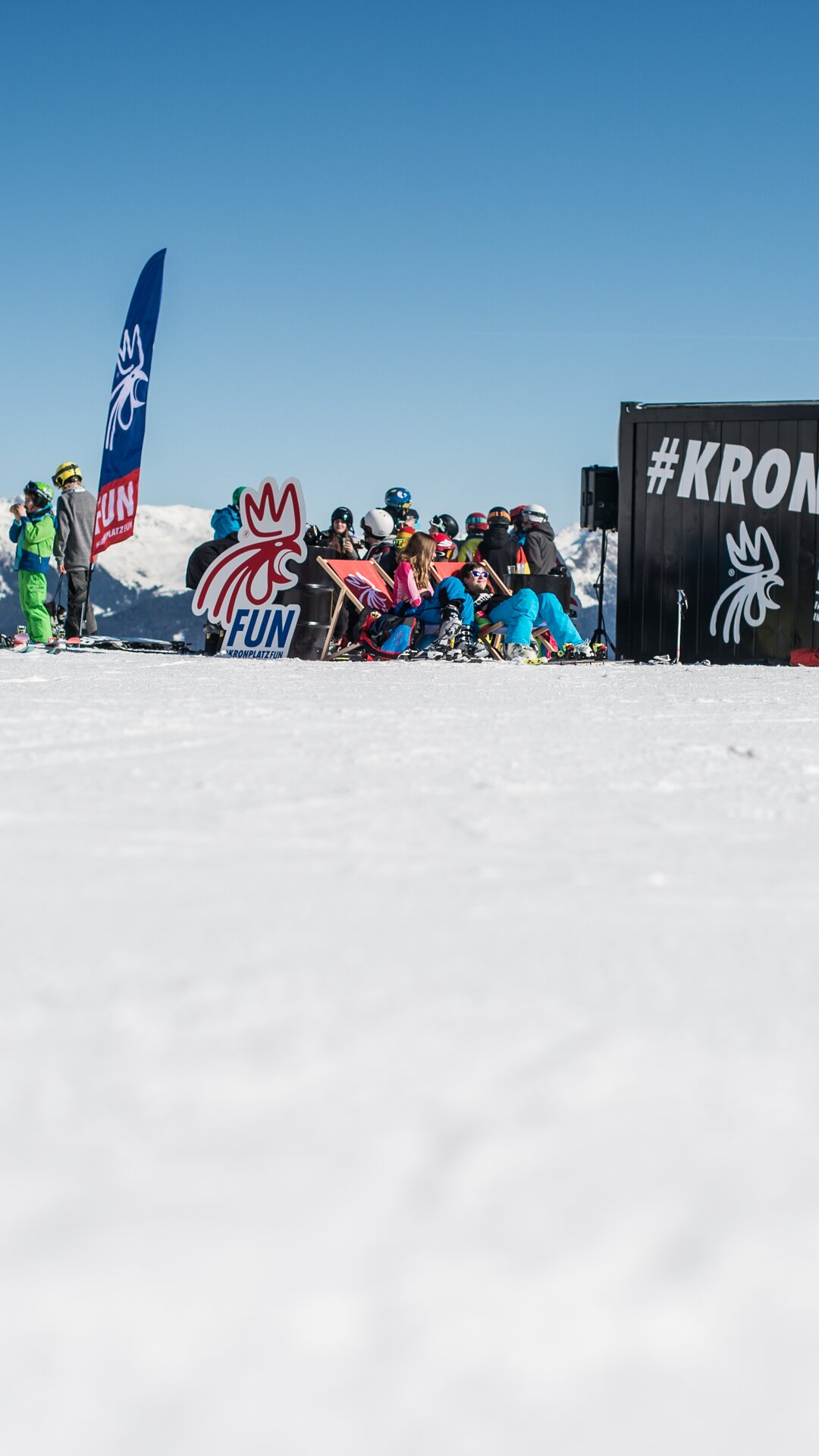 Skifahrer und Snowboarder im Snowpark. | © Harald Wisthaler